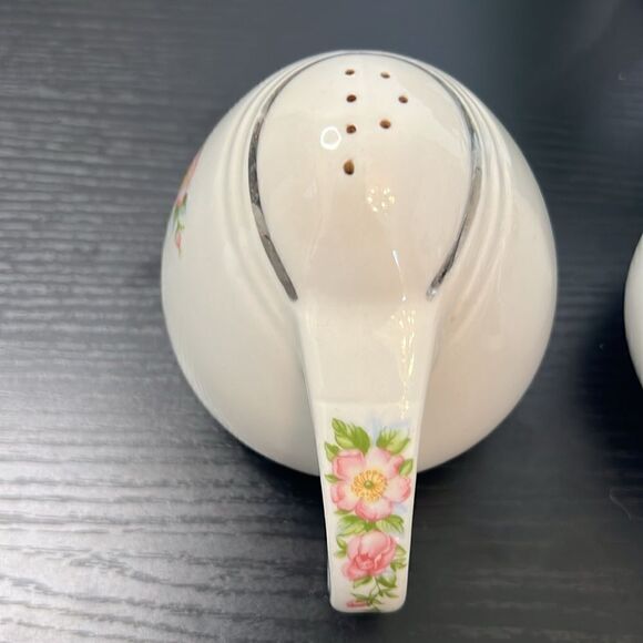 Large Vintage Porcelain Salt and Pepper Shaker Set - Picture 5 of 5